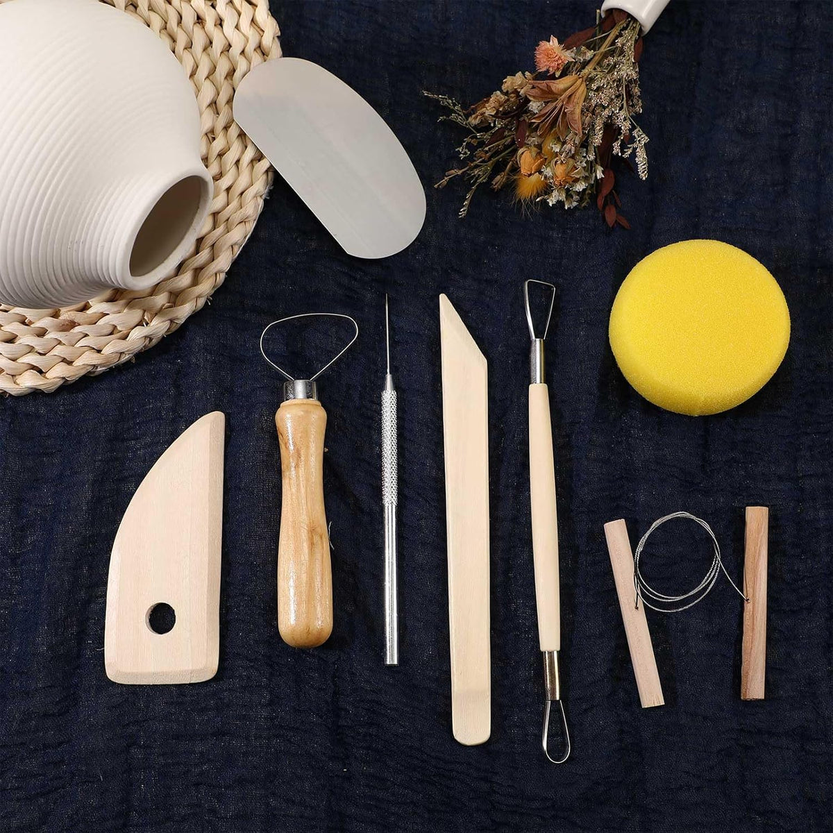 ensemble d'équipements de poterie Leriton 320 pièces destiné à modelage et sculpture d'argile : équipements de coupe, de modelage et de finition doté de manches en bois, idéal destiné à les débutants.