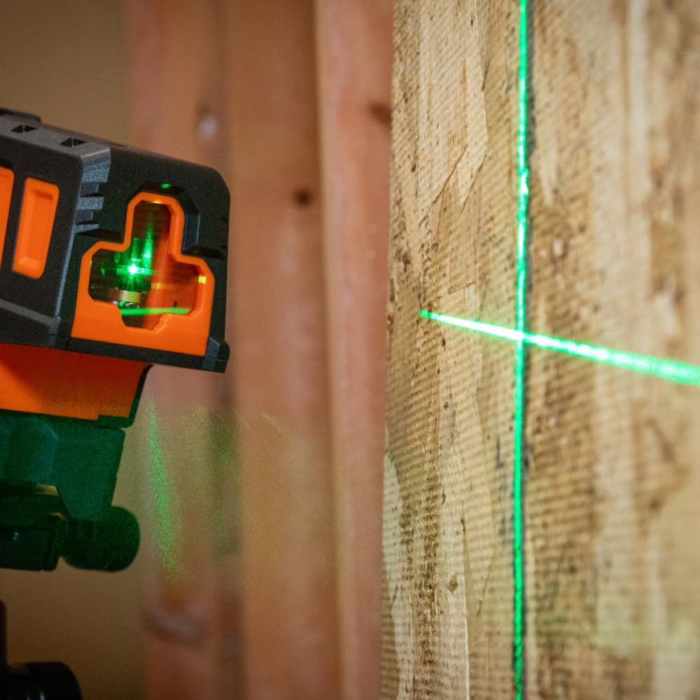 Niveau laser compact autonivelant Klein Tools 93MCLPG doté de point d'aplomb, ligne croisée verte brillante, portée de 23 m (75 pieds), classe laser 2, puissance de sortie