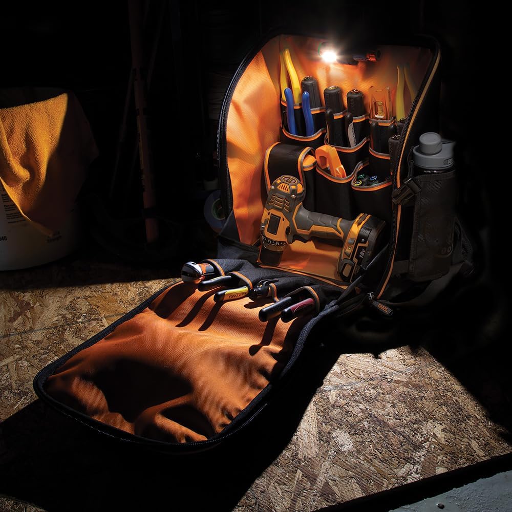 Trousse à équipements Klein Tools 80062 doté de sac à dos Tradesman Pro à 21 poches, gobelet isotherme et porte-clés en cuir, 3 pièces