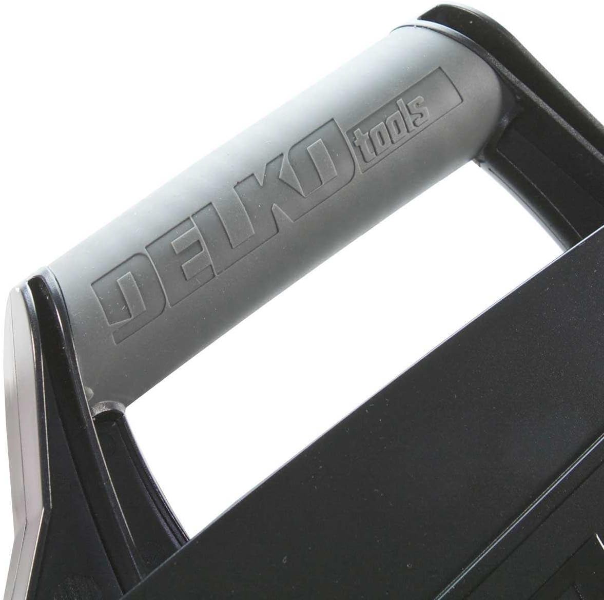 L'outil à bander les cloisons sèches ZÜNDER de Delko Tools est un modèle banjo doté d'un applicateur double embout breveté, idéal destiné à les joints plats et rentrants. ZÜNDER est l'outil à bander le plus vendu au monde.