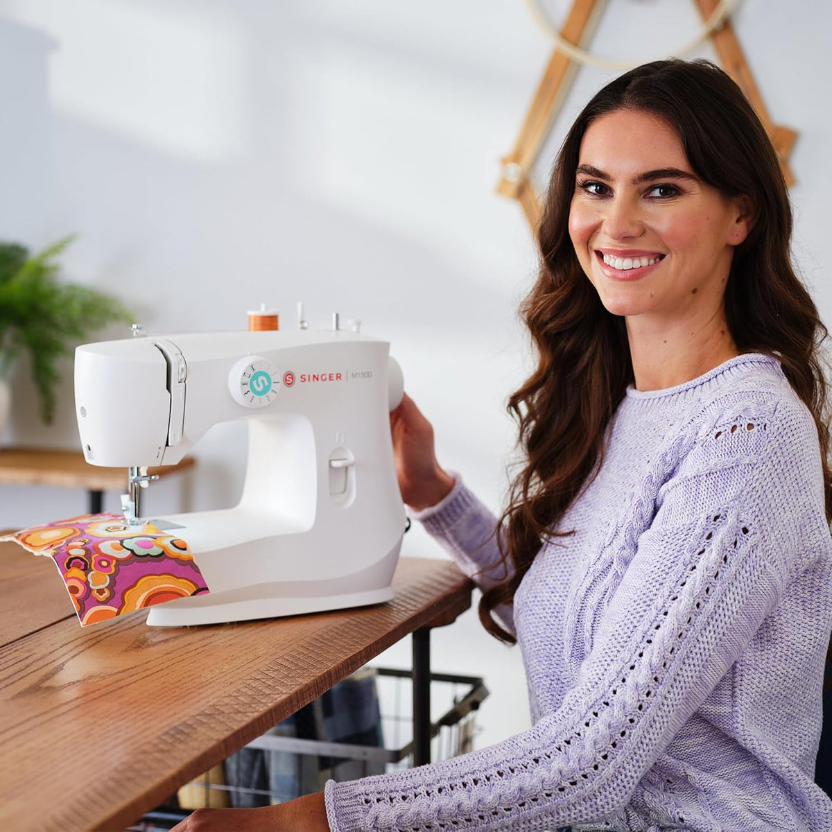 Machine à coudre SINGER® M1500 + kit d'accessoires | 6 points intégrés offrant 57 applications de couture | Légère et portable | Lumière LED et boutonnière automatique en 4 étapes | Idéale destiné à le quilting, les loisirs créatifs et les...