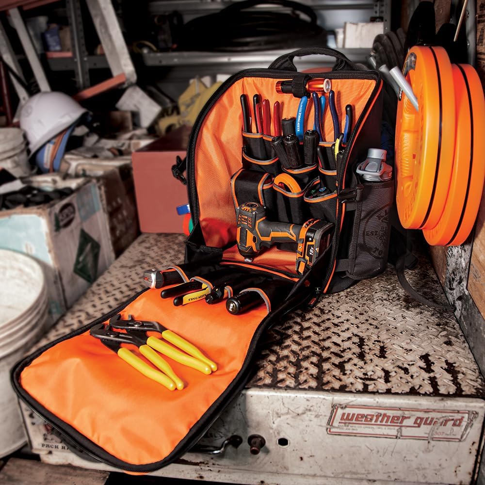 Trousse à équipements Klein Tools 80062 doté de sac à dos Tradesman Pro à 21 poches, gobelet isotherme et porte-clés en cuir, 3 pièces