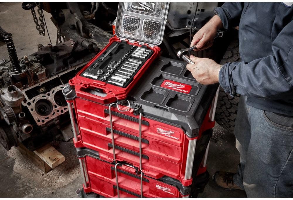 Ensemble de 32 pièces Milwaukee 48-22-9482 comprenant une clé à cliquet et des douilles métriques 3/8 po, doté de étui PACKOUT.