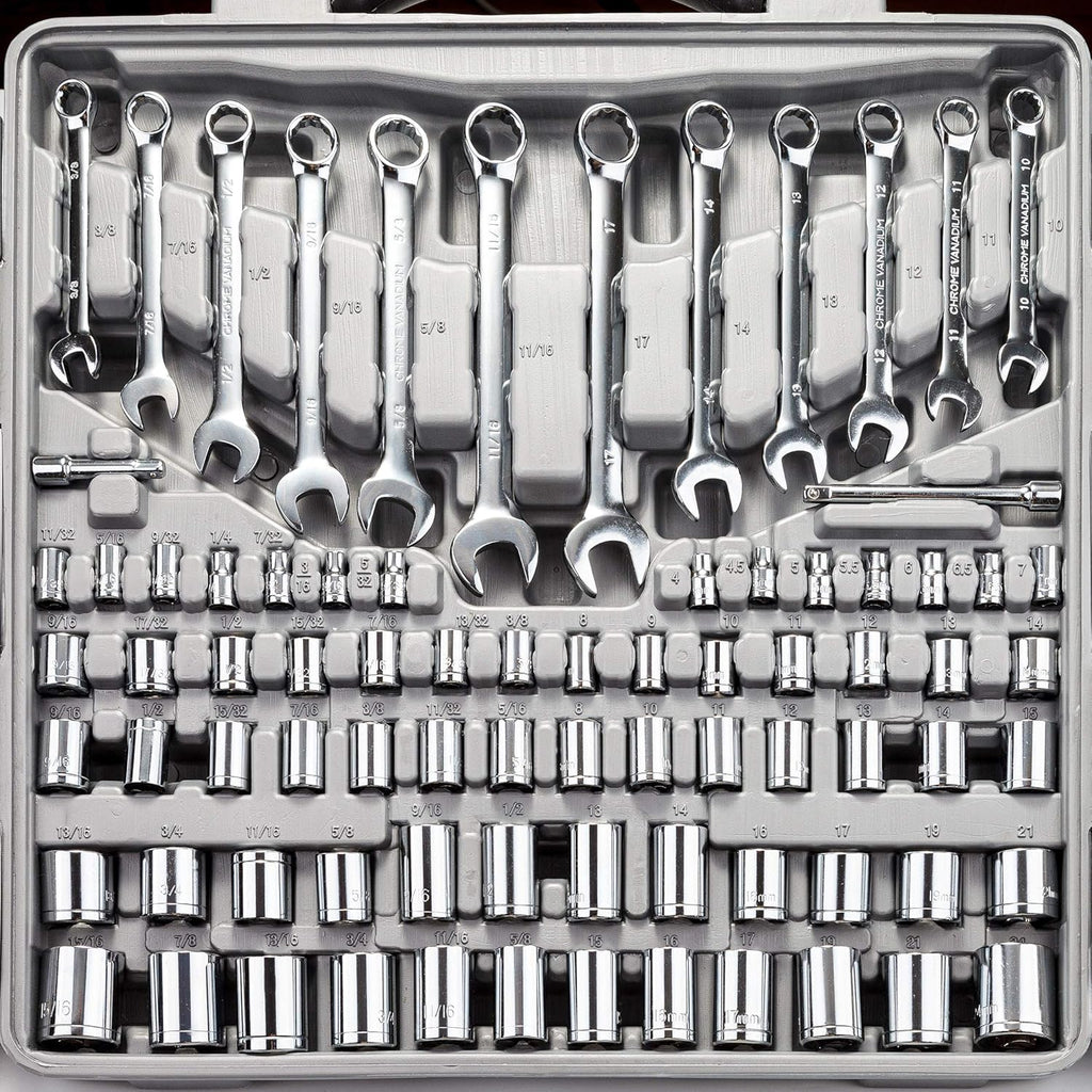 Ensemble d'équipements à cliquet CARTMAN 205 pièces doté de douilles SAE/métriques et entraînements 1/4", 3/8" et 1/2", dans une boîte à équipements en plastique.