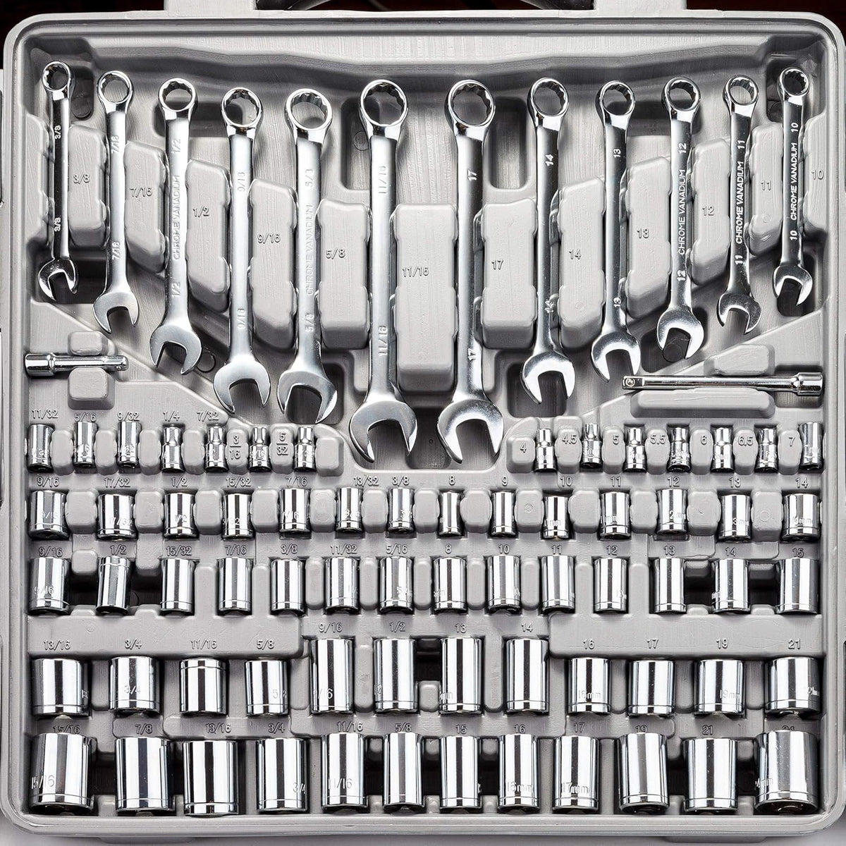 Ensemble d'équipements à cliquet CARTMAN 205 pièces doté de douilles SAE/métriques et entraînements 1/4", 3/8" et 1/2", dans une boîte à équipements en plastique.