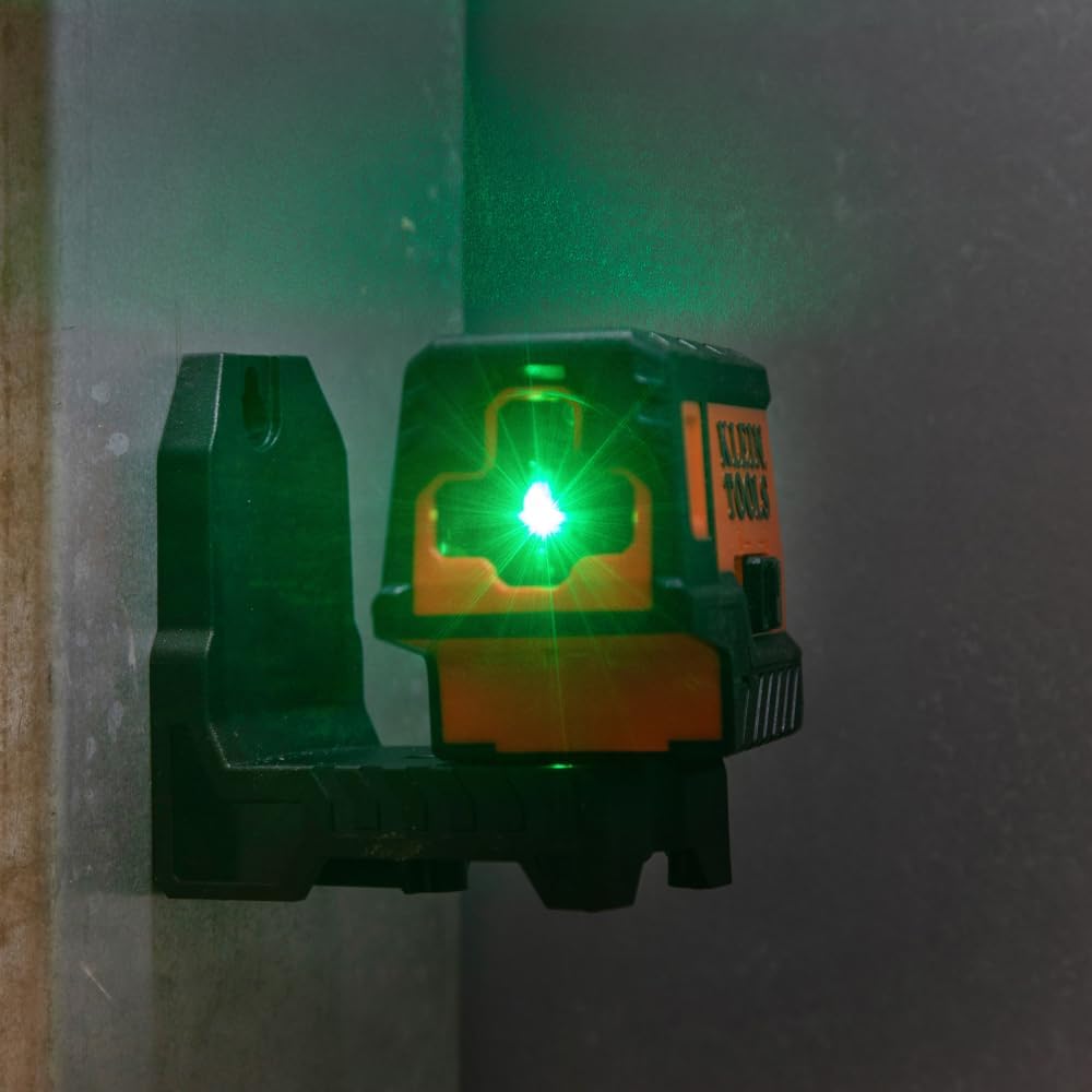 Niveau laser compact autonivelant Klein Tools 93MCLPG doté de point d'aplomb, ligne croisée verte brillante, portée de 23 m (75 pieds), classe laser 2, puissance de sortie