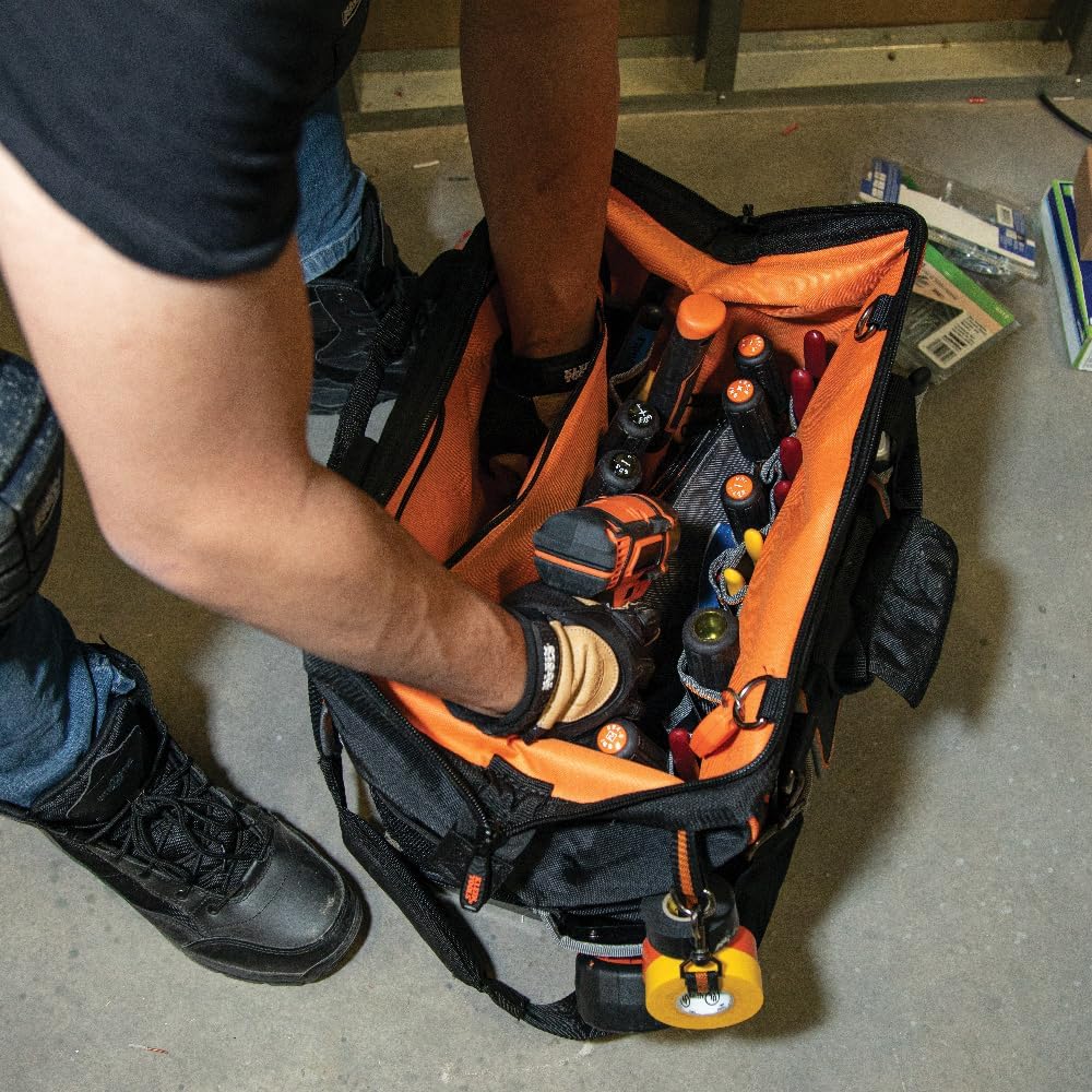 Sac à équipements Klein Tools 55469 Tradesman Pro à grande ouverture, en tissu balistique 1680, doté de fond moulé et bandoulière amovible.