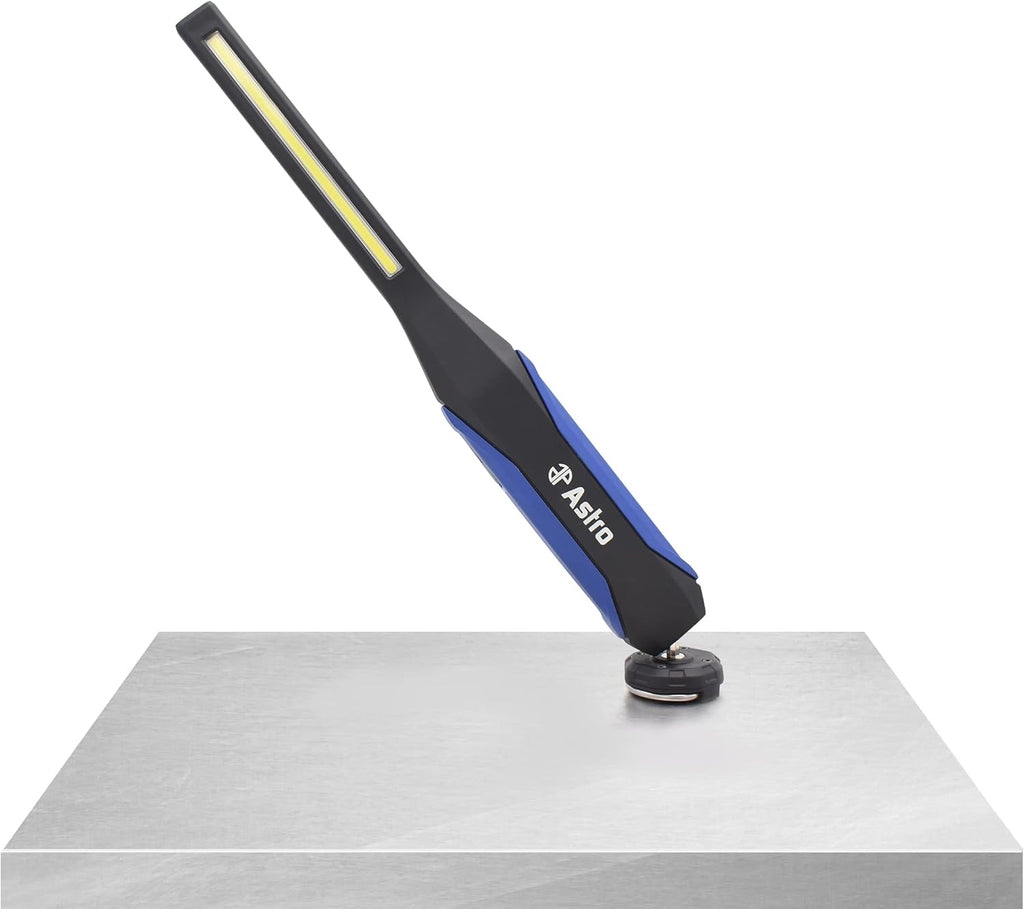 Lampe torche LED Astro Tools 90SLC 900 lumens, ultra-mince, doté de lampe torche intégrée et chargeur rapide.