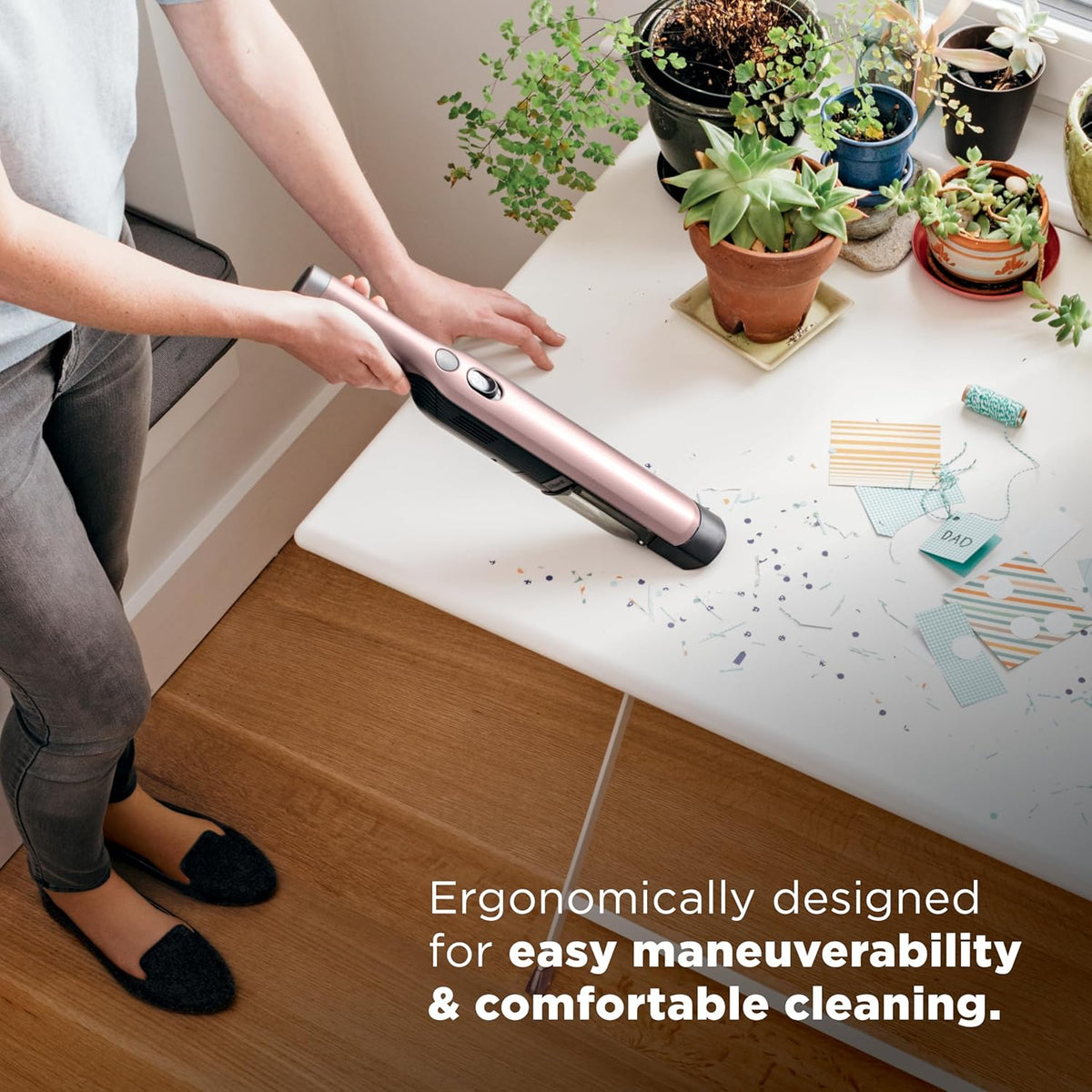 Aspirateur à main sans fil Shark WANDVAC, léger et portable (635 g), aspiration puissante, station de charge, vidage facile destiné à la voiture et la maison, accessoire multi-surfaces destiné à animaux et suceur plat, or rose, WV201RGBRN