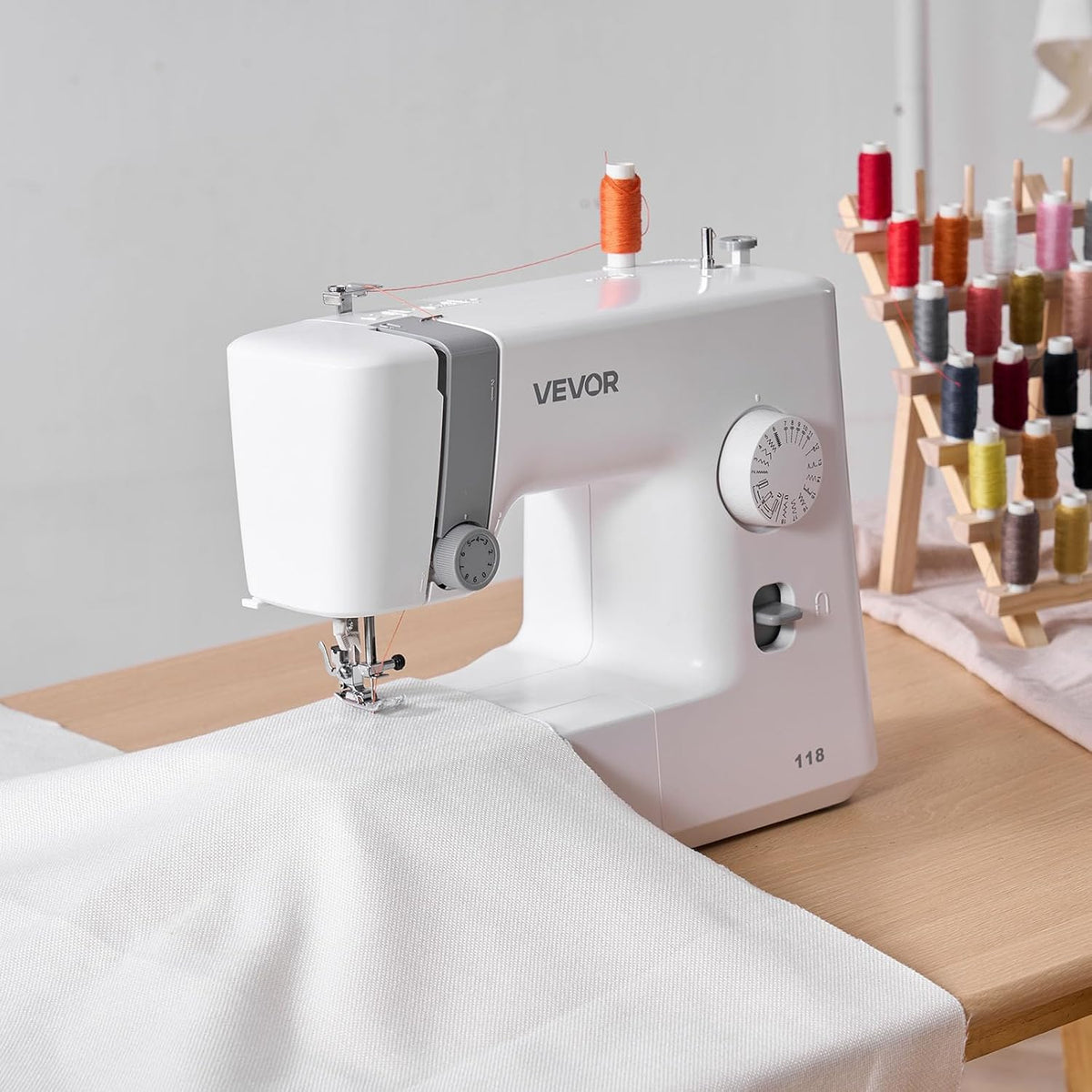 Machine à coudre VEVOR, 18 points de couture, doté de lumière LED et pédale, commande simple par molette, châssis interne en métal, machine à coudre légère et portable destiné à débutants, idéale destiné à les loisirs créatifs et les réparations.