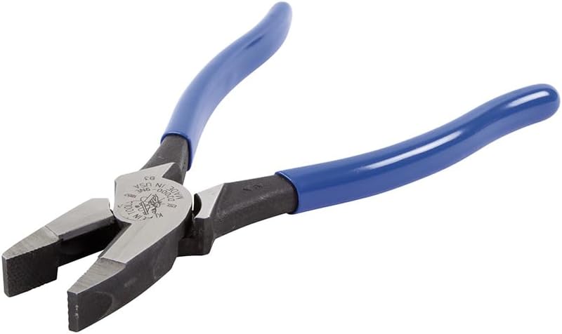 Ensemble d'équipements d'électricien Klein Tools 80152, fabriqué aux États-Unis, comprenant une pince, un tournevis magnétique, un tournevis à tension constante (NCVT), une pince à dénuder et une pochette à équipements pour usage professionnel....