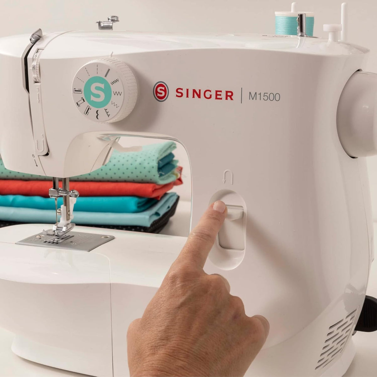 Machine à coudre SINGER® M1500 + kit d'accessoires | 6 points intégrés offrant 57 applications de couture | Légère et portable | Lumière LED et boutonnière automatique en 4 étapes | Idéale destiné à le quilting, les loisirs créatifs et les...