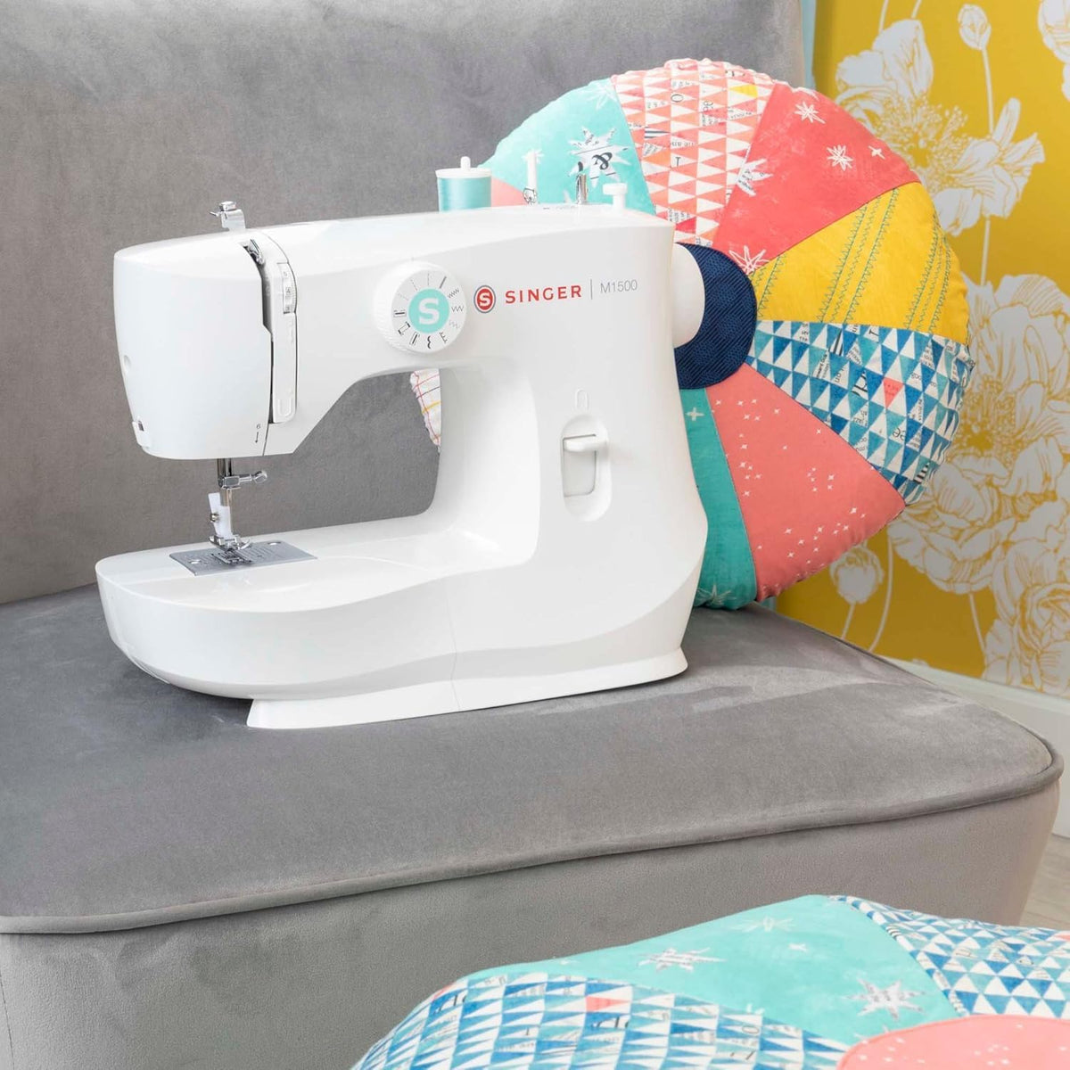 Machine à coudre SINGER® M1500 + kit d'accessoires | 6 points intégrés offrant 57 applications de couture | Légère et portable | Lumière LED et boutonnière automatique en 4 étapes | Idéale destiné à le quilting, les loisirs créatifs et les...