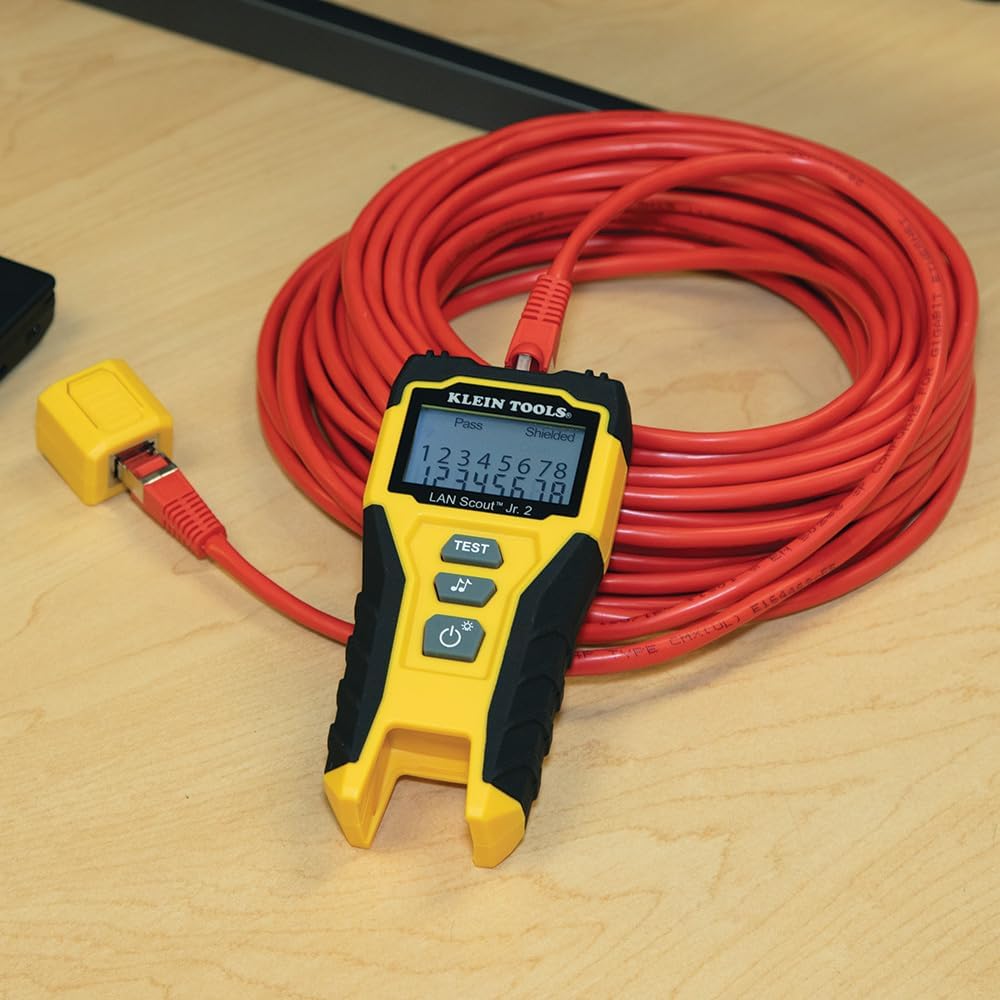 Ensemble de testeur de câbles RJ45 Klein Tools 80072 doté de LAN Scout Jr. 2, outil de sertissage/dénudage/coupe coaxial et paquet de 50 fiches de données modulaires traversantes