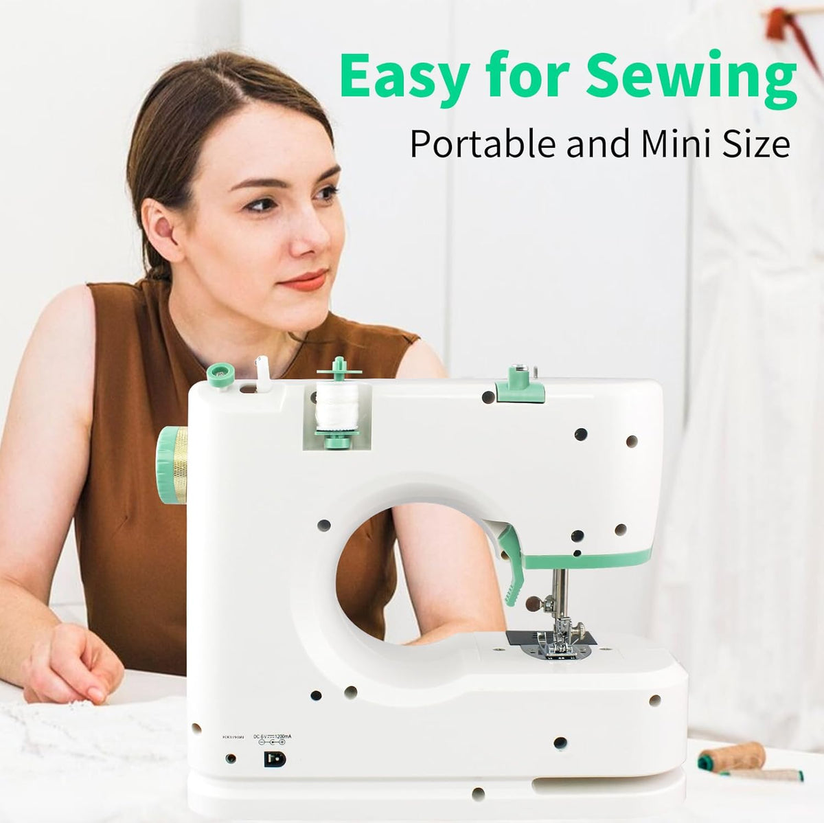 Mini machine à coudre destiné à débutants, 16 points intégrés, 2 aiguilles, vitesse réglable, machine à coudre électrique portable doté de kit d'accessoires complet, idéale destiné à les projets de couture DIY