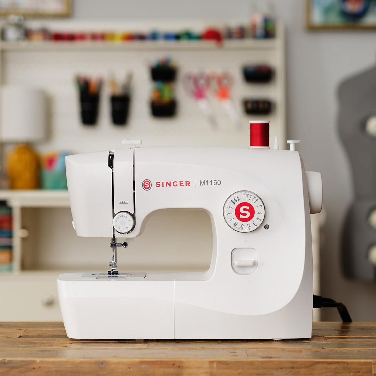 Machine à coudre portable SINGER® M1150 (blanche) doté de accessoires | 16 points intégrés offrant 45 applications de couture | Canette à chargement par le haut, boutonnière en 4 étapes, éclairage LED | Idéale destiné à les débutants
