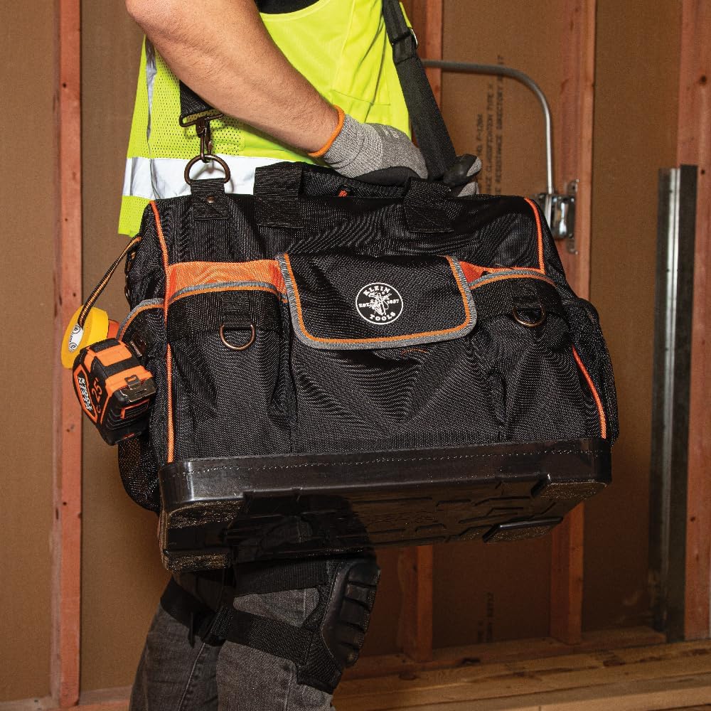 Sac à équipements Klein Tools 55469 Tradesman Pro à grande ouverture, en tissu balistique 1680, doté de fond moulé et bandoulière amovible.