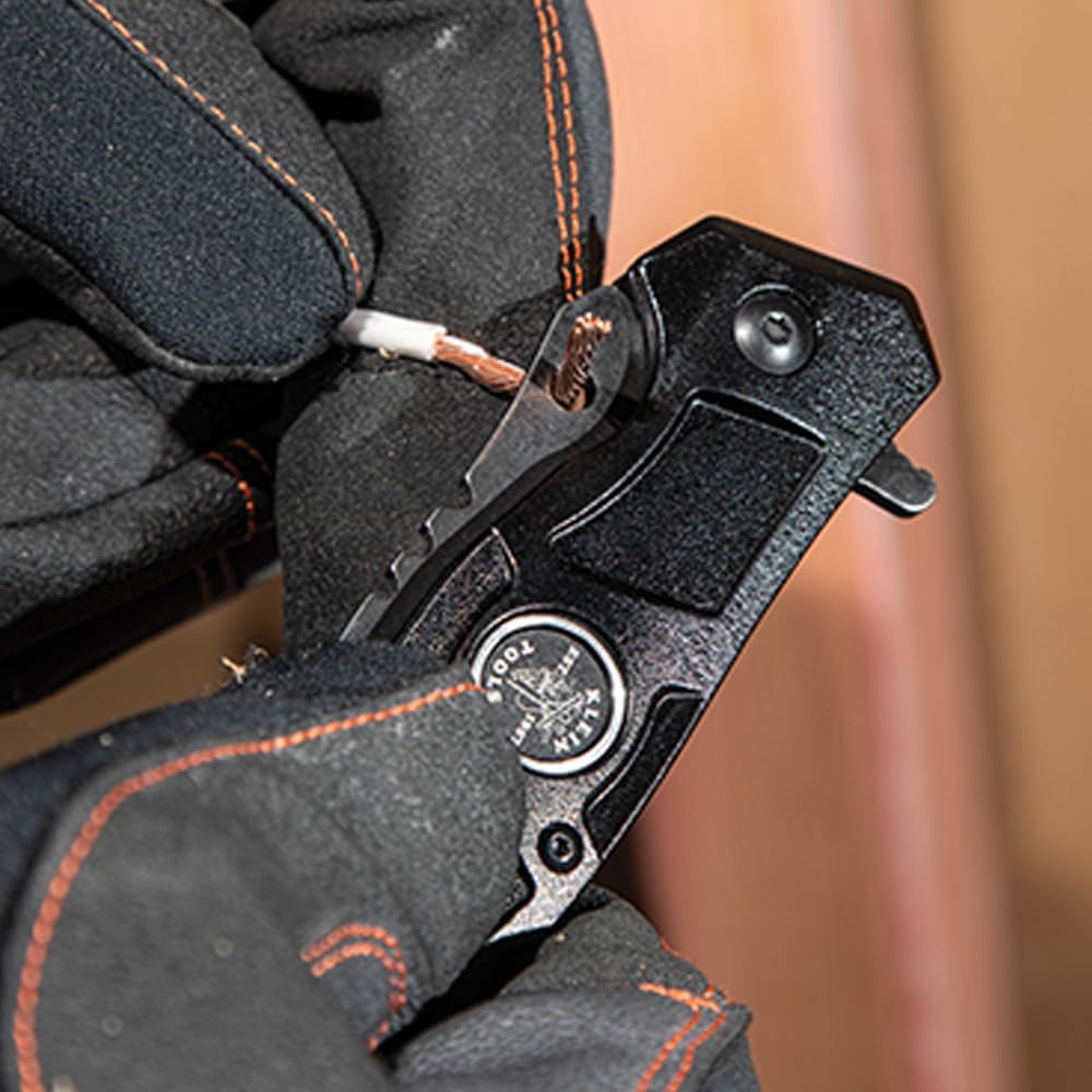 Kit sac à dos Klein Tools 80115 doté de sac à dos Tradesman Pro à 39 poches et couteau de poche d'électricien, 2 pièces