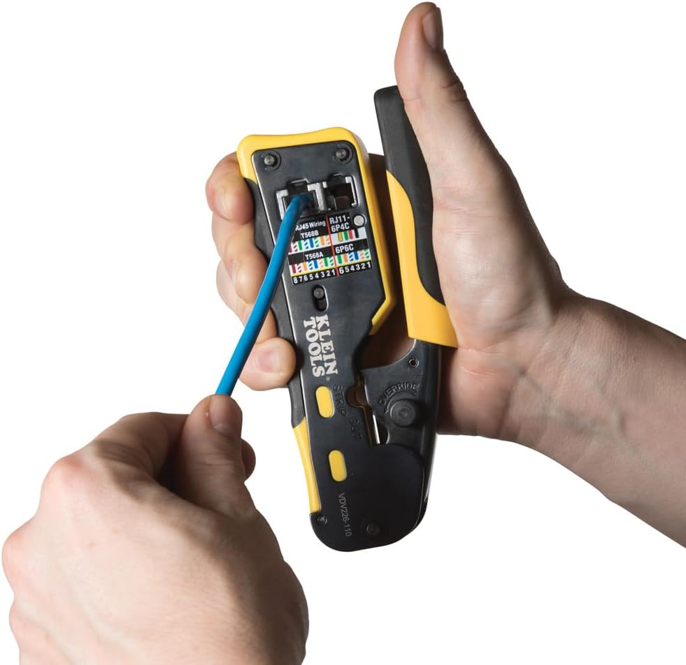 Ensemble de testeur de câbles RJ45 Klein Tools 80072 doté de LAN Scout Jr. 2, outil de sertissage/dénudage/coupe coaxial et paquet de 50 fiches de données modulaires traversantes