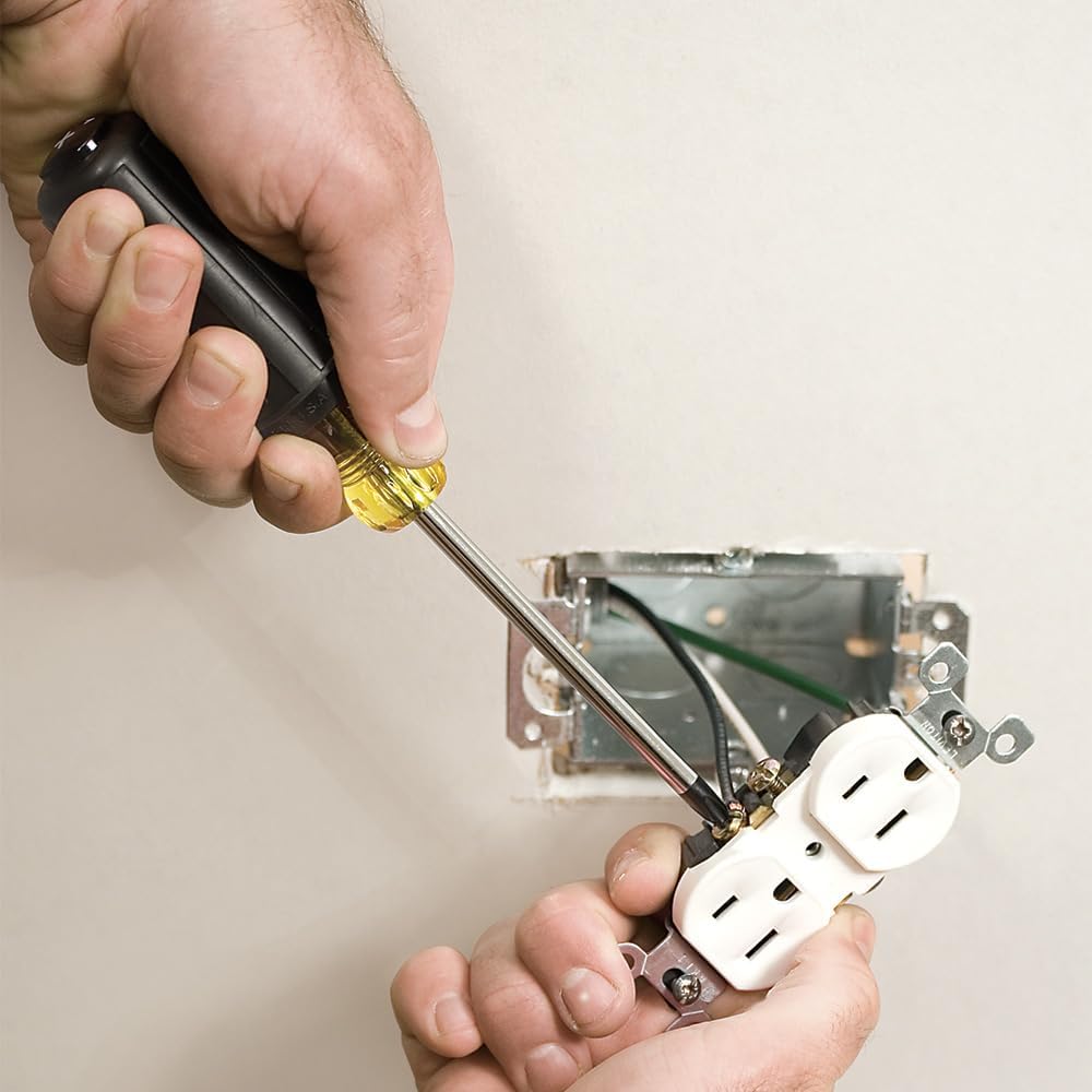 Ensemble d'équipements Klein Tools 80021, comprenant tournevis et clé à douille doté de embouts assortis, aimanteur/démagnétiseur, 16 pièces, bricolage