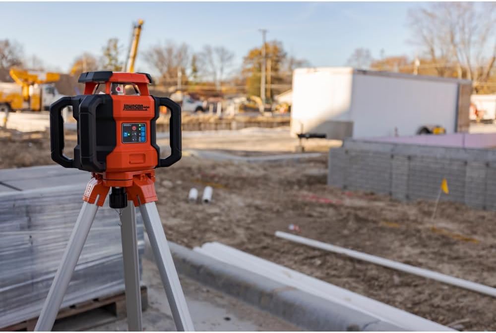 Système laser rotatif à double pente autonivelant rouge Johnson Level & Tool JRT300-RDHV-S, portée pour 1 220 m, batteries lithium-ion, cible magnétique, détecteur laser, télécommande, trépied et mire de 4 m.
