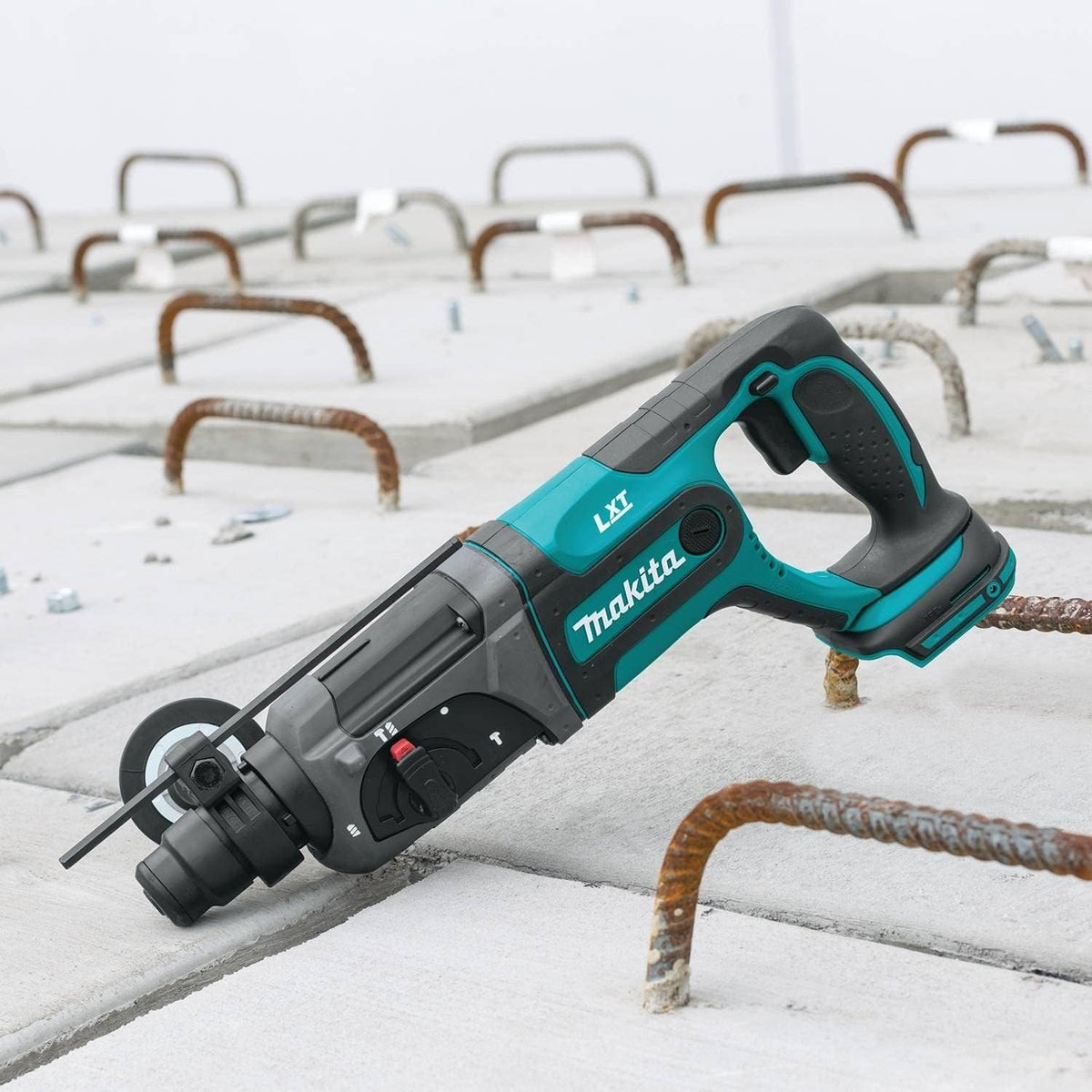 Marteau perforateur sans fil Makita XRH04Z 18V LXT Lithium-Ion 7/8", compatible doté de les embouts SDS-PLUS, outil seul (reconditionné)