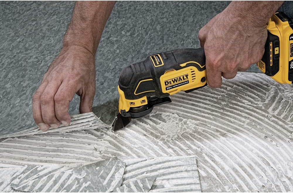 Dispositif oscillant sans fil DEWALT Atomic 20V MAX* (DCS354B), vendu à l'unité, multicolore.