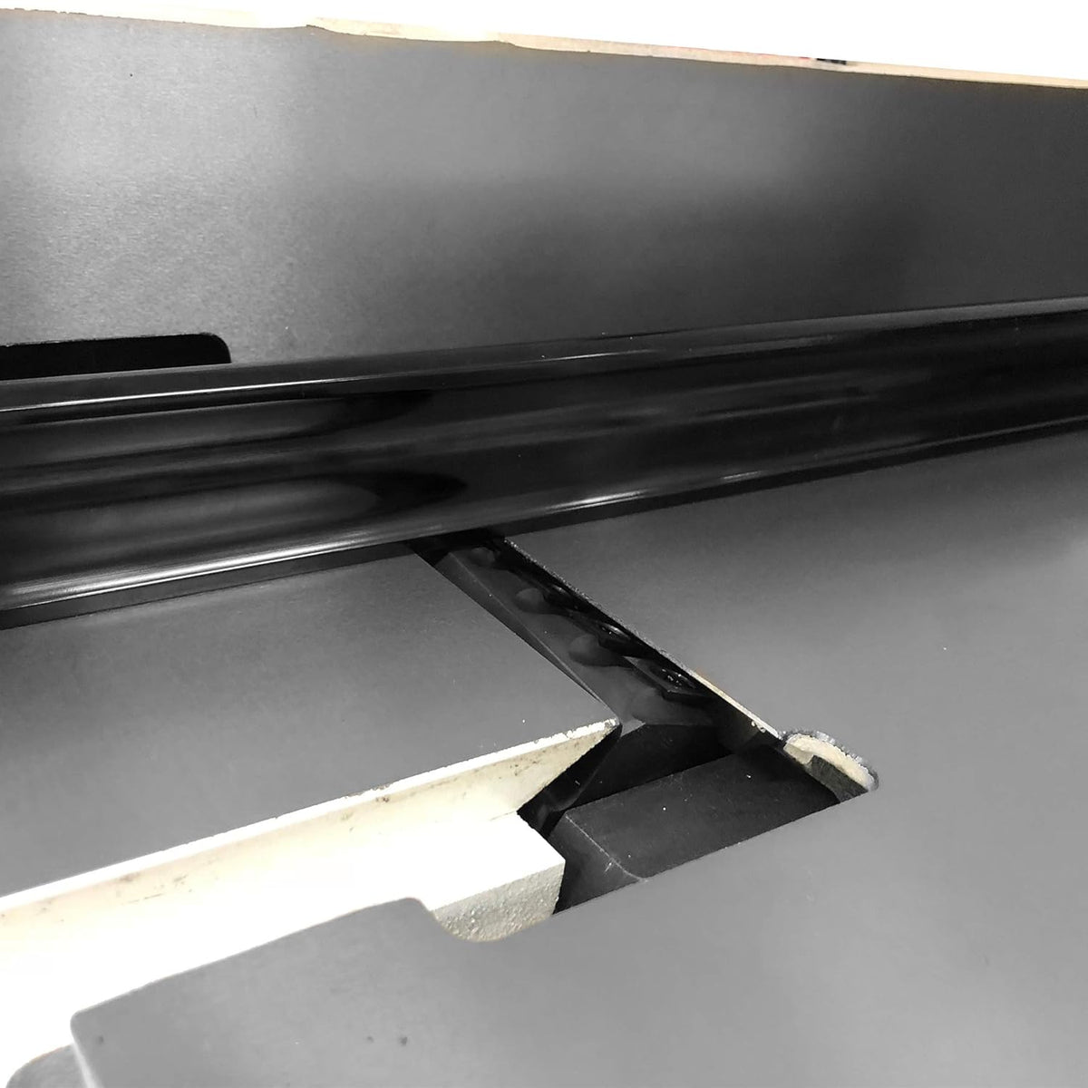 Règles de précision en aluminium anodisé (24, 38, 50) destiné à le contrôle de la rectitude des surfaces métalliques et des machines ; outil de traçage destiné à le marquage et le traçage de lignes.