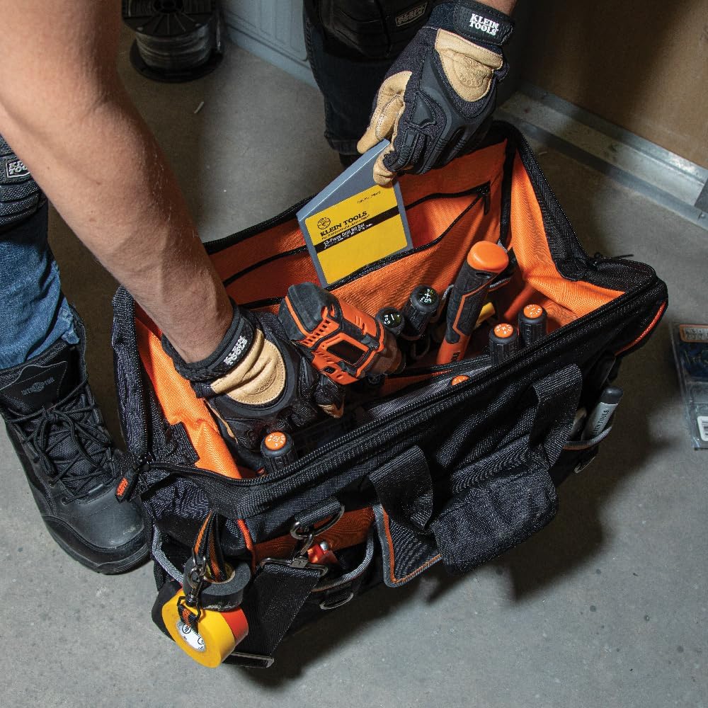 Sac à équipements Klein Tools 55469 Tradesman Pro à grande ouverture, en tissu balistique 1680, doté de fond moulé et bandoulière amovible.