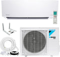 Système de pompe à chaleur mini-split sans conduit Daikin 18 000 BTU 18 SEER2 Entra R32 Series doté de kit d'installation tout inclus Maxwell de 15 pi et support de montage mural (230 V)