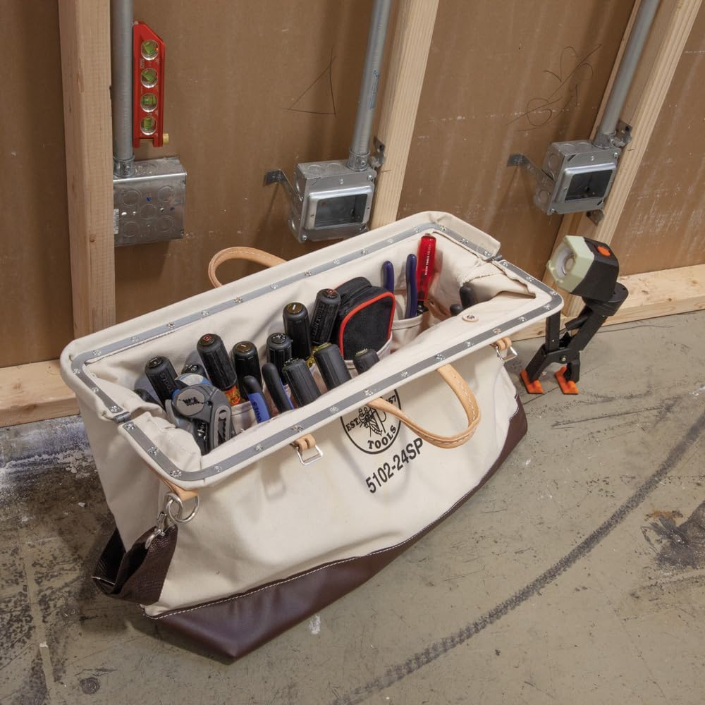 Sac à équipements de luxe Klein Tools 5102-24SP en toile naturelle de 61 cm (24 pouces) doté de 17 poches intérieures et bandoulière amovible.